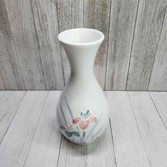 Vintage Japanese Hand Painted Porcelain Vase Floral Design White 7.25'' Tall - Picture 2 of 8
